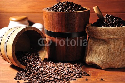amenic181, Coffee beans in burlap sack and wooden bucket (tasche, kaffee, bohne, dunkel, holz, samen, java, rÃ¶sten gerÃ¶stet, samenkorn, mocha, braun, aroma, latte, schwarz, geschmack, kaffee, eimer, arabic, close-up, rostend, anbrennen, koffein, getrÃ¤nke, expressotasse, hintergrund, kaffeeautoma)