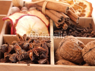 Andreas Berheide, Christmas herbs and fruits (getrocknete, obst, kraut, anis, zimt, zimtstange, Ã¤pfel, orange, orangutah, gewÃ¼rzanis, nuss, nuss, walnut, haselnuss, mandel, drei, nÃ¼stern, essen, essen, gesunde, vitamine, imbiss, rohkost, se)