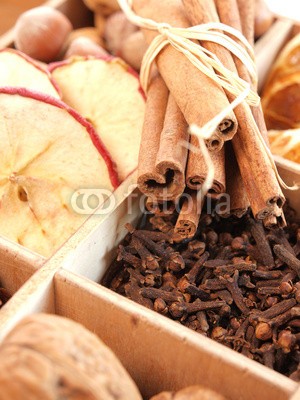 Andreas Berheide, Dried fruits with nuts and herbs (getrocknete, obst, kraut, anis, zimt, zimtstange, Ã¤pfel, orange, orangutah, gewÃ¼rzanis, nuss, nuss, walnut, haselnuss, mandel, drei, nÃ¼stern, essen, essen, gesunde, vitamine, imbiss, rohkost, se)