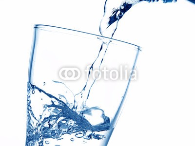 Andreas Berheide, Pouring fresh water (wasser, glas, animation, natur, natÃ¼rlich, stille, stille, weiÃŸ, weiÃŸ, trinken, rohmaterial, essen, schutz, naturschutz, symbolisch, umwelt, schÃ¼tzen, textfreiraum, genuÃŸ, welt, global, trinken, gesundheit, gesund, diÃ¤t, entschlackend, kur, festmach)