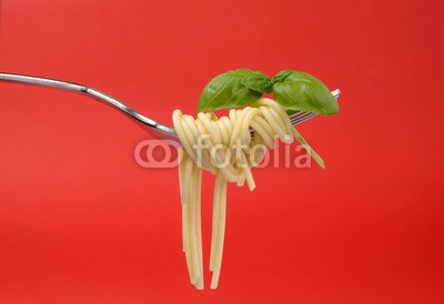 Andreas Berheide, Spaghetti on a fork (basilikum, spaghetti, abzweigungen, essen, italienisch, italien, rot, hintergrund, speisen, appetitlich, pasta, nudel, objekt, querforma)