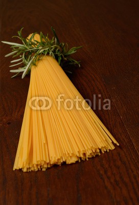 Andreas Berheide, Spaghetti (pasta, nudel, spaghetti, rosmarin, tomaten, knoblauch, holztisch, hintergrund, speisen, essen, essen, healthy food, italien, europa, grÃ¼n, gelb, gemÃ¼se, gesund, essen, vitamine, traditional, mittelmeer, zutaten, koche)