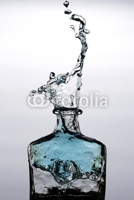 Andreas Berheide, Splashing bottle (blau, flasche, platsch, funkelnd, bar, restaurant, dekorativ, dekoration, aktion, karaffe, likÃ¶r, alkohol, rieseln, luftblasen, abstrakt, modern, wasser, flÃ¼ssigkeit, flÃ¼ssig, nass, wasserturm, trinken, trinken, cocktai)