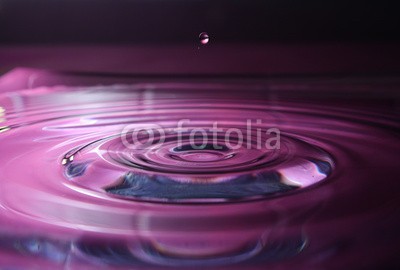 Andreas Berheide, Violet drops (rieseln, wasser, violett, lila, lila, bewegung, erfrischend, hintergrund, nachhaltigkeit, umwelt, symbol, natÃ¼rlich, genuÃ)