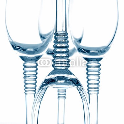 Andreas Berheide, Wine glasses on white, decorative art background (wein, weinglÃ¤ser, glas, kristalle, dekorativ, modern, abstrakt, kunst, likÃ¶r, lila, weinglÃ¤ser, weiÃŸ, hintergrund, trinken, bar, restaurant, trinken, glaserl, bunt, bun)