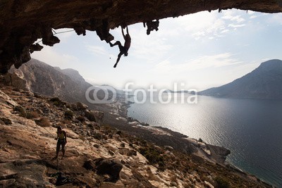 Andrey Bandurenko, Rock climbers, Kalymnos Island, Greece (bergsteiger, klettern, fels, felsen, natur, sichern, meer, klettern, aktiv, betätigung, wölben, cave, herausforderung, paar, schwer, abend, extrem, griechenland, guy, höhe, hoch, holding, insel, landschaft, blei, lebensstil, männlich, mann, ber)