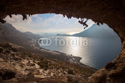 Andrey Bandurenko, Silhouette of a rock climber at sunset, Kalymnos, Greece (bergsteiger, klettern, klettern, fels, felsen, mann, griechenland, extrem, hoch, berg, draußen, seil, meer, silhouette, sport, sonnenuntergänge, anblick, aktiv, betätigung, erwachsen, wölben, cave, herausforderung, schwer, abend, guy, hängend, höh)