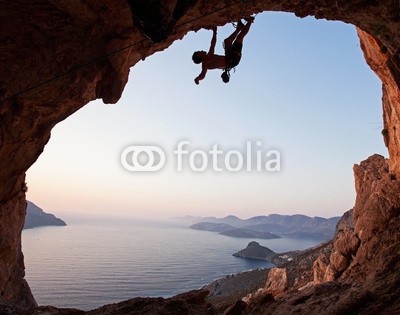 Andrey Bandurenko, Silhouette of a rock climber at sunset, Kalymnos Island, Greece (bergsteiger, kletternatter, mann, fels, klettern, sonnenuntergÃ¤nge, meer, felsen, cave, aktiv, betÃ¤tigung, erwachsen, extrem, tau, hÃ¶he, hoch, landschaft, lebensstil, mÃ¤nnlich, berg, natur, eins, drauÃŸen, leute, person, seil, silhouette, himmel, spor)