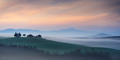 Andy Mumford, Capella di Vitaleta at Dawn - Tuscany I (Wunschgröße, Fotokunst, Landschaft, Italien Toskana, Abendstimmung, Sonnenuntergang, Dunst, Hügel, Einsamkeit, Ruhe,Schlafzimmer, Wohnzimmer, bunt)