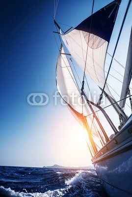 Anna Omelchenko, Sail boat in action (aktion, abenteuer, schöner, blau, boot, bootfahren, holzterrasse, details, urlaub, leisure, lebensstil, licht, mast, bewegung, nautisch, ozean, draußen, stück, rennsport, erholung, regatta, segel, segelboot, sailing, meer, seelandschaft, schiff, himme)