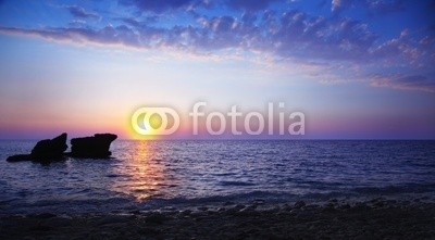 Anna Omelchenko, Sunset on the beach (Wunschgröße, Photografie, Fotografie, Landschaft, Natur, Abenddämmerung, Sonne, Wolken, Himmel, Sonnenuntergang, Felsen, Strand, Meer, Meeresbrise, Ruhe, Entspannung, Wohnzimmer, Schlafzimmer, Wellness, bunt)