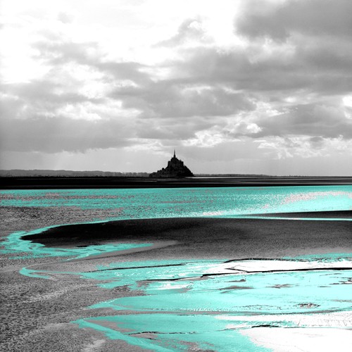 Anne Valverde, Blue Mont (Wunschgröße, Fotokunst, Modern, Mont St. Michel, Strand, Meeresbrise, Frankreich, Bretagne, Landschaften, Ozean, Atlantik, Büro, Wohnzimmer, schwarz/weiß, türkis)