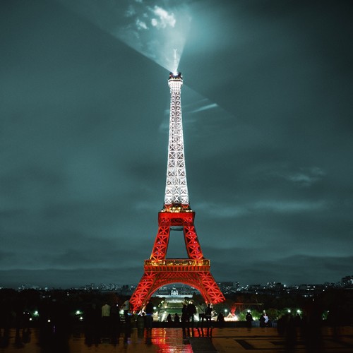 Anne Valverde, Lady in Red (Wunschgröße, Eiffelturm rot, Fotokunst,  Paris, Städte, Wahrzeichen, Symbol, Nachtszene, Büro, Wohnzimmer, rot, bunt)