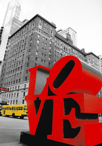Anne Valverde, Love Indiana (Wunschgröße, Fotokunst, Städte, Modern, Indiana, Indianapolis, Architektur, Gebäude, Buchstabenskulptur, Skulptur, LOVE,  rote Buchstaben, Wohnzimmer, Jugendzimmer, schwarz/weiß, rot)