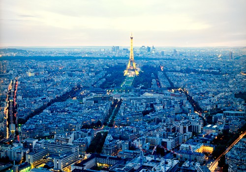 Anne Valverde, Paris Blues (Wunschgröße, Fotokunst, Modern, Städte, Eiffelturm, Metropole, Eiffelturm gelb, Wahrzeichen, Symbol, Architektur, Luftbild, Paris, Büro, Wohnzimmer, blau)