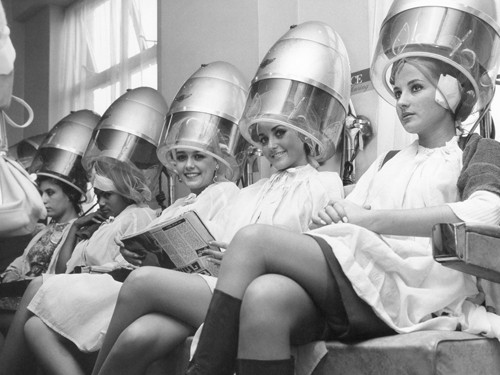 Anonym, Miss World Contestants London 1967 (Fotokunst, Photokunst, Schönheiten, Miss World Kandidatinnen, Friseursalon, Hauben, Trockenhauben, Wohnzimmer, Treppenhaus, schwarz/weiß)