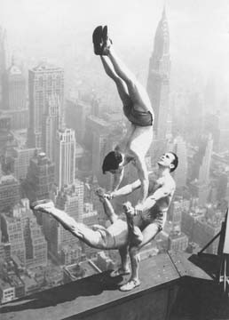 Anonymous, Drei Akrobaten am Empire State (Akrobatik, Risiko, Turner, Empire State Building, 40er Jahre, Fotografie, Treppenhaus, Wohnzimmer, Wunschgröße, schwarz/weiß)