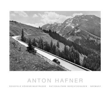 Anton Hafner, Rossfeld Panoramastrasse (Fotografie, Photographie, Landschaftsfotografie, Gebirge, Berg, Straße, Felsen, Bäume, Alm, Nostalgie, Wohnzimmer, Treppenhaus, Wunschgröße, schwarz/weiß)