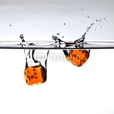 Andreas Berheide, Orange dices (wÃ¼rfel, poker, bergpass, paar, rieseln, wasser, punktieren, splash, orange, knives, arten, abstrakt, spielsucht, spielen, gewinnen, gewinn, gewinner, arbeit, wagnis, gefahr, such)