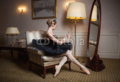 Andrey Bandurenko, Ballerina taking self portrait with camera on her cell phone (ballerina, hotel, frau, interieur, luxus, tänzer, telefon, ballett, schwarz, stühle, tanzen, garniert, weiblich, spiegel, leute, zimmer, sitzend, smartphone, mobil, self, bodenlang, nehmend, erwachsen, lehnstuhl, schöner, schönheit, kaukasier, classi)
