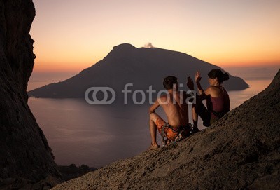 Andrey Bandurenko, Two rock climbers giving high five and cheering (bergsteiger, entspannen, rasten, fels, klettern, klettern, anfeuern, high five, feiern, paar, extrem, gesten, griechenland, freudig, freude, nacht, meer, sport, erfolg, erfolgreiche, sonnenuntergänge, schläfrig, sieg, wasser, arm, erwachsen, schöne)