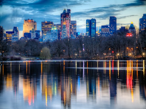 Aurélien  Terrible, Reflexions (Wunschgröße, Fotokunst, Städte, Architektur, Skyline, Hochhäuser, Teich, Wasser, Reflexionen, Spiegelungen, Abendszene, Wohnzimmer, Schlafzimmer, bunt)