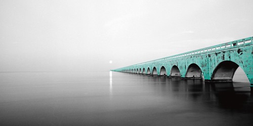 Anne Valverde, Seven Miles (Wunschgröße, Fotokunst, Modern, Brücke, Florida Keys, Amerika, oversea-highway,  Architektur, grüne Brücke, Landschaften, Nebel, dunst, Landschaftsfotografie, Büro, Wohnzimmer,grau, grün)