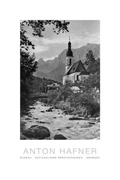 Anton Hafner, Ramsau mit Reiteralpe (Fotografie, Photographie, Landschaftsfotografie, Gebirge, Alpen, Berg, Bach, Kirche, Nostalgie, Wohnzimmer, Treppenhaus, Wunschgröße, schwarz/weiß)