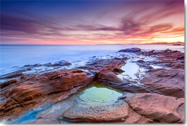 Arnaud Bertrande, Coucher de soleil sur le Dramont (Wunschgröße, Fotokunst, Modern, Landschaft, Meer, Meeresbrise, Horizont, Wolken, Küste, Felsen, Steine, Wasser, Badezimmer, Schlafzimmer, bunt)