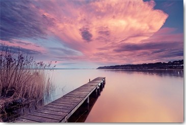 Arnaud Bertrande, Light Storm (Wunschgröße, Fotokunst, Modern, Landschaft, Meer, Meeresbrise, Horizont,  Wasser, Küste, Steg, Himmel, Wolken, Sonnenuntergang, Spiegelungen, Wohnzimmer, Wellness, Badezimmer, Schlafzimmer, bunt)