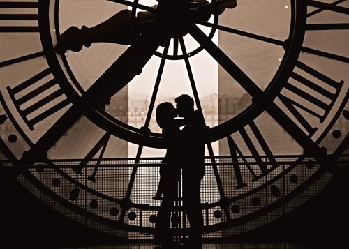 Arnaud Bertrande, Lovers of St-Valentin (Fotokunst, Städte, Metropole, Frankreich, Paris,  Architektur, Musée d'Orsay, Uhr, Liebespaar, Wohnzimmer, Schlafzimmer, schwarz / weiß)