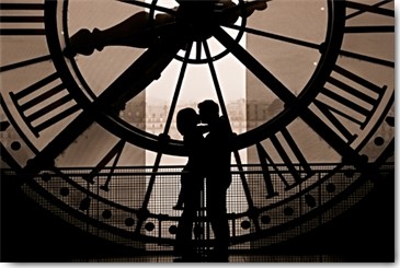 Arnaud Bertrande, Lovers of St-Valentin (Wunschgröße, Fotokunst, Städte, Metropole, Frankreich, Paris,  Architektur, Musée d'Orsay, Uhr, Liebespaar, Wohnzimmer, Schlafzimmer, schwarz / weiß)