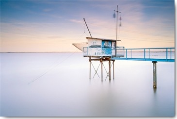 Arnaud Bertrande, On the Boat (Wunschgröße, Fotokunst, Modern, Landschaft, Meer, Meeresbrise, Horizont,  Wasser, Schiffsanleger,Weite, Leere, Badezimmer, Schlafzimmer, bunt)