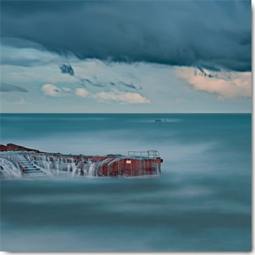 Arnaud Bertrande, Plongeons dans l’inconnu (Wunschgröße, Fotokunst, Modern, Landschaft, Meer, Meeresbrise, Horizont, Wolken, Wasserspringen, Unbekannt, Badezimmer, bunt)