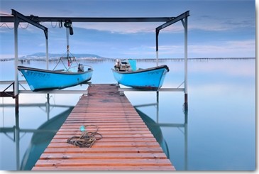 Arnaud Bertrande, Standby (Wunschgröße, Fotokunst, Modern, Landschaft, Meer, Meeresbrise, Horizont,  Wasser, Küste, Schiffsanleger, Bootsanleger, Steg, Bootsheber, Spiegelungen, Wohnzimmer, Badezimmer, Schlafzimmer, bunt)