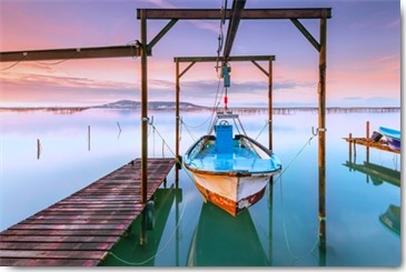 Arnaud Bertrande, Suspendu (Wunschgröße, Fotokunst, Modern, Landschaft, Meer, Meeresbrise, Horizont,  Wasser, Küste, Schiffsanleger, Bootsanleger, Steg, Bootsheber, Spiegelungen, Wohnzimmer, Badezimmer, Schlafzimmer, bunt)