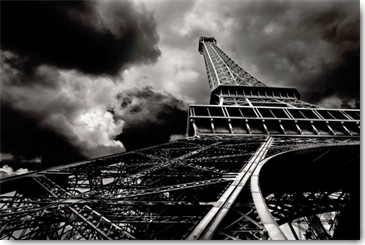 Arnaud Bertrande, The Tower (Wunschgröße, Fotokunst, Städte, Metropole, Frankreich, Paris,  Architektur,  Eiffelturm,  Wahrzeichen, Perspektive, Untersicht, Wolken, Dramatisch, Himmel, Wohnzimmer, Büro, schwarz / weiß)