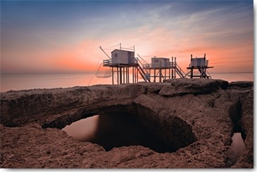 Arnaud Bertrande, Trio lunaire (Wunschgröße, Fotokunst, Modern, Landschaft, Meer, Meeresbrise, Horizont,  Wasser, Küste, Felsen, Strandhaus, Stelzen,  Sonnenlicht, Einsamkeit, Wohnzimmer, Badezimmer,  bunt)