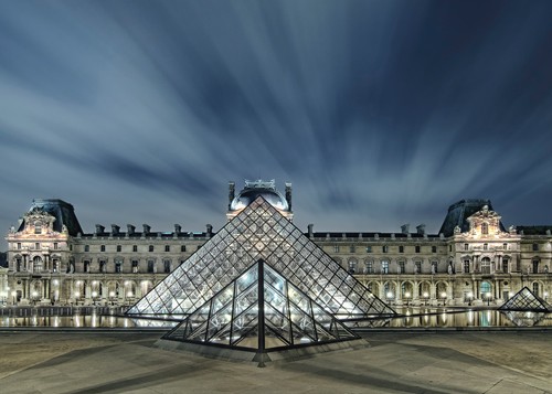 Arnaud Bertrande, Pyramide moderne (Fotokunst, Städte, Metropole, Frankreich, Paris,  Architektur, Museum, Louvre, Prachtbau, prachtvoll, Klassizismus, Abendlicht, Dämmerung, Himmel, Eingang, Glaspyramide, Büro, Wohnzimmer, bunt)