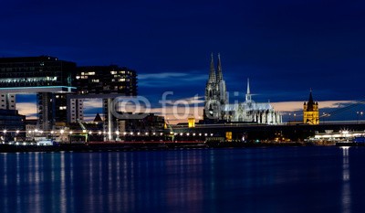 arsdigital, Köln bei Nacht (Wunschgröße, Fotogtafie, Photografie, Städte, Metropole, Architektur,  Brücke, Fluss, Rhein, Nachtszene, Spiegelungen, Reflexion, Dom, Köln, Kölner Dom, Bürogebäude, Büro, Business, Wohnzimmer, bunt)