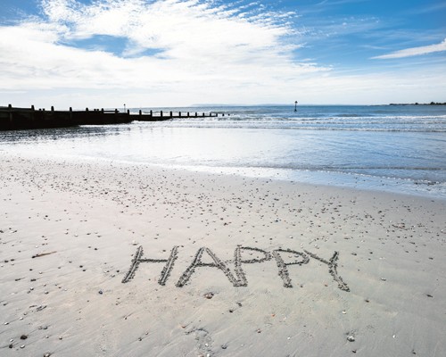 Assaf Frank, Happy (Fotografie, Meeresbrise, Natur, Strand, Sand, Schrift, Happy, Meer, Horizont, Himmel, Einsamkeit, Entspannung, Wellness, Arztpraxis, Badezimmer, bunt)