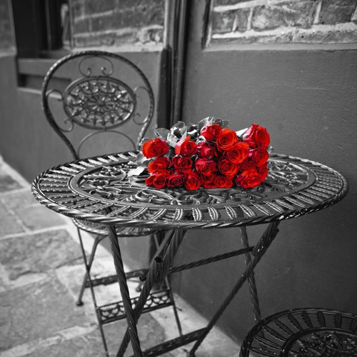 Assaf Frank, Romantic Roses II (Fotokunst,Café, Schmiedeeisen, Bistrotisch, rote Rosen, romantisch, Nostalgie, Idylle, Wohnzimmer, Esszimmer, Gastronomie, Bistro,  schwarz / weiß, rot,Colorspot)