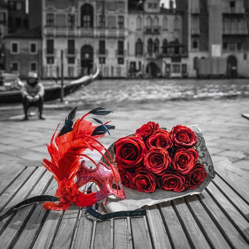 Assaf Frank, Venice I (Fotokunst, Stadt, Venedig, Canal Grande, Gondel, Gondoliere, rote Rosen, Maske, Rosenstrauß, Nostalgie, Idylle, Italien, Wohnzimmer, Arztpraxis, schwarz / weiß, rot,Colorspot)