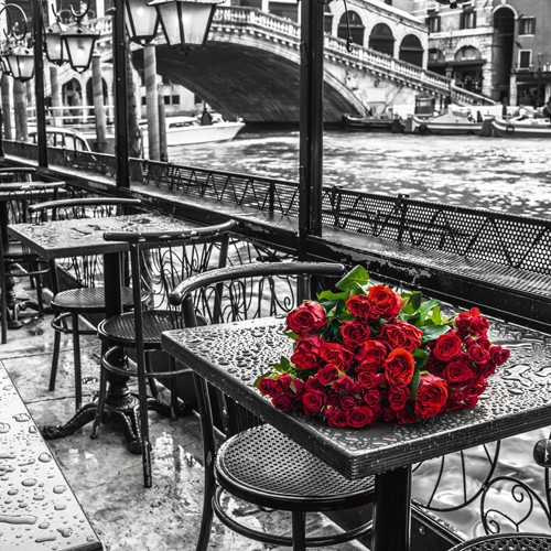 Assaf Frank, Venice II (Fotokunst, Stadt, Venedig, Canal Grande, Rialto Brücke, Café, Restaurant, rote Rosen, Rosenstrauß, romantisch, Nostalgie, Idylle, Italien, Wohnzimmer, Arztpraxis, schwarz / weiß, rot,Colorspot)