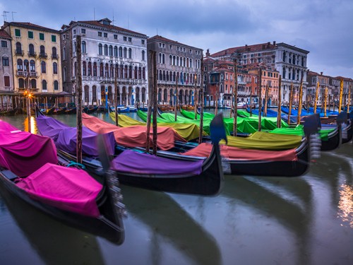 Assaf Frank, Venice III (Fotokunst, Stadt, Venedig, Canal Grande, Gondeln, Architektur, Palazzi, Regenbogenfarben, Italien, Wohnzimmer, Arztpraxis, bunt)