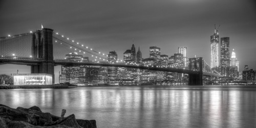 Aurélien Terrible, Fraternal Twins (Fotokunst, Städte, Metropole, New York, USA, Brücke, Brooklyn Bridge, Skyline, Hochhäuser, Beleuchtung, REflexionen, schwarz / weiß)