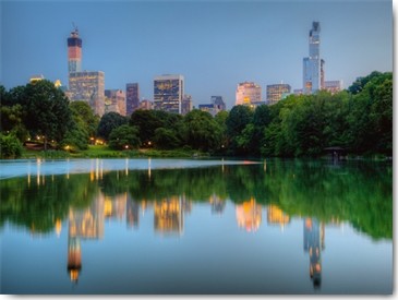 Aurélien Terrible, Giants (Wunschgröße, Fotografie, Städte, Metropole, Skyline,  Architektur, Hochhäuser, Abendszene, Beleuchtung, Spiegelungen, Wasser, Wohnzimmer, bunt)
