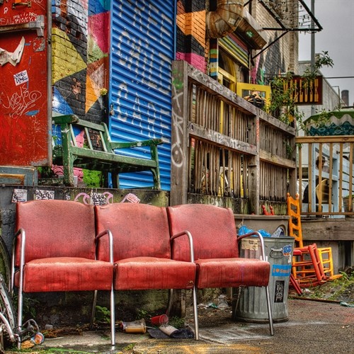 Aurélien Terrible, Mollusk (Fotografie, Architektur, Slums, Sessel, Armut, Stühle, Wohnzimmer, Jugendzimmer, bunt)