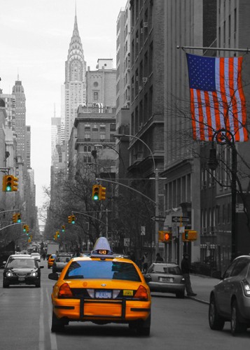 Aurélien Terrible, 42nd and Lex (Wunschgröße, Fotokunst, New York, Städte, Metropole, Architektur, Straßenflucht, Chrysler Building, gelbes Taxi, Flagge, Stars and Stripes, Ampeln, Wohnzimmer, Büro, Colorspot, schwarz / weiß)