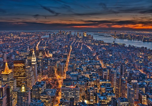 Aurélien Terrible, Gilded Fifth (Wunschgröße, Fotokunst, Städte, Metropole, USA, New York, fifth Avenue, Straße, Skyline, Hochhäuser, Wolkenkratzer,  Abendszene, Beleuchtung, vergoldet, Horizont, Sonnenuntergang,  Treppenhaus, Wohnzimmer, Jugendzimmer, bunt)